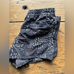 Girls Patagonia Baggies Shorts Size XL
EXC